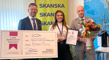 Vice Ordforande Anders Hinn Vinnare Edna Sivic och Anders Gruneberger fran Byggcheferna under priscermonin